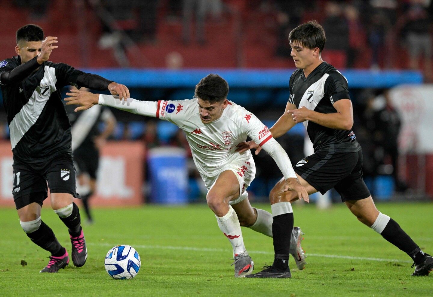 Danubio vs. Huracán. Pronostico, Apuestas y Cuotas│16 de enero de 2024