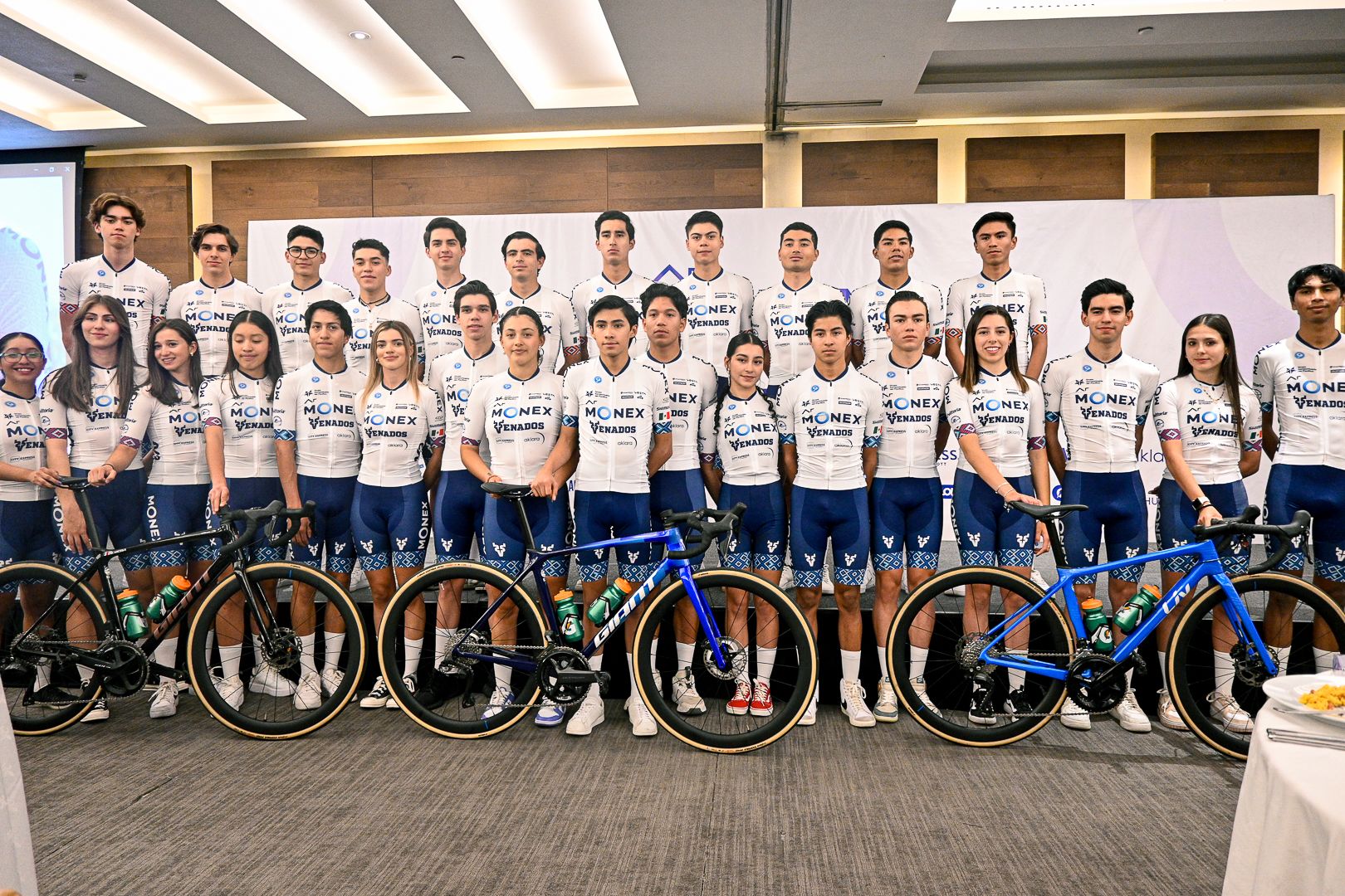 Equipos del A.R. Monex Pro Cycling Team que representarán a México en la temporada europea 2024