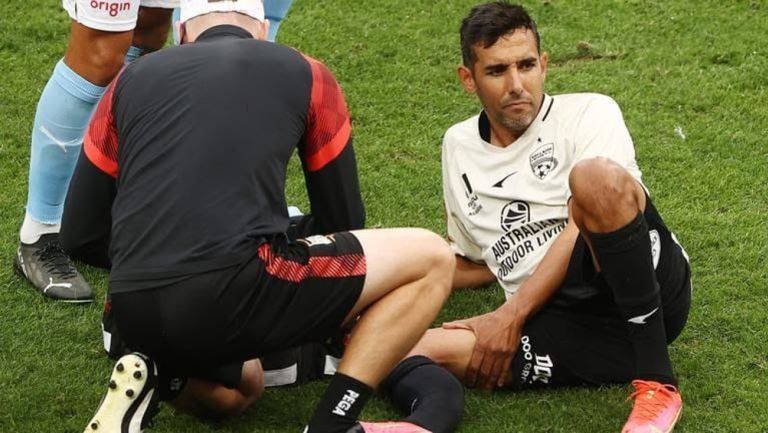 Un futbolista español quedó fuertemente lesionado en Australia