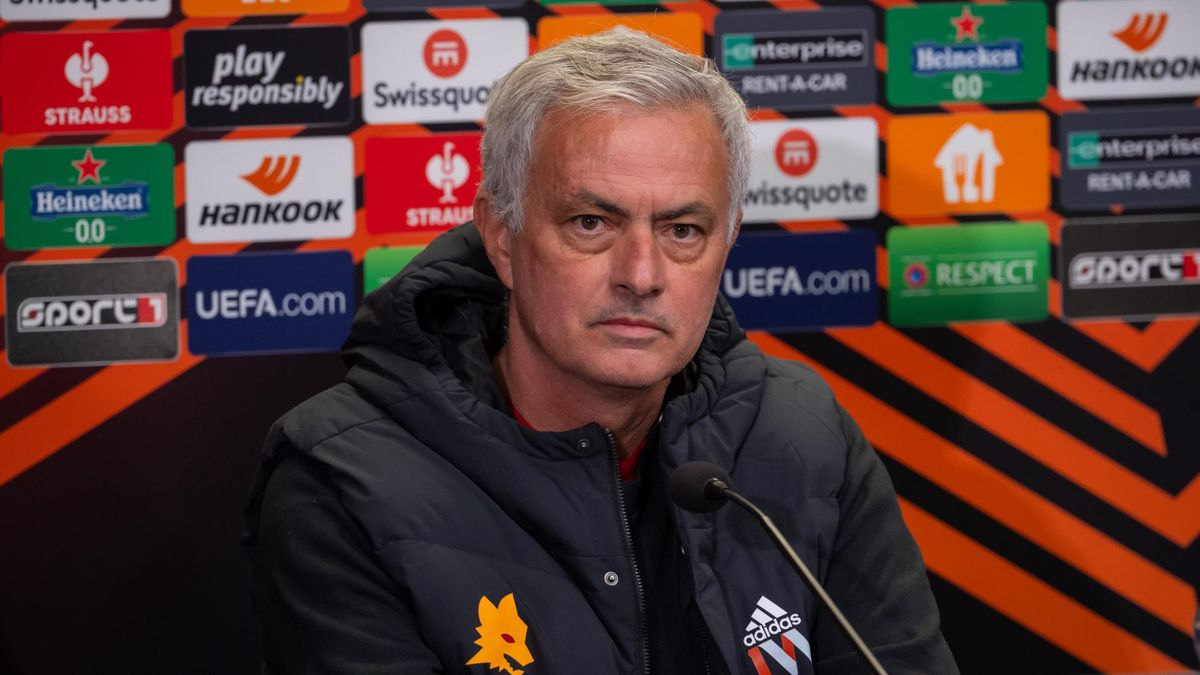 Jose Mourinho Explains His Difference From Maurizio Sarri With 26 Titles