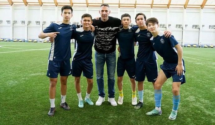 Marco Materazzi visitó el entrenamiento del equipo juvenil de Astana y compartió sus conocimientos con los jóvenes futbolistas