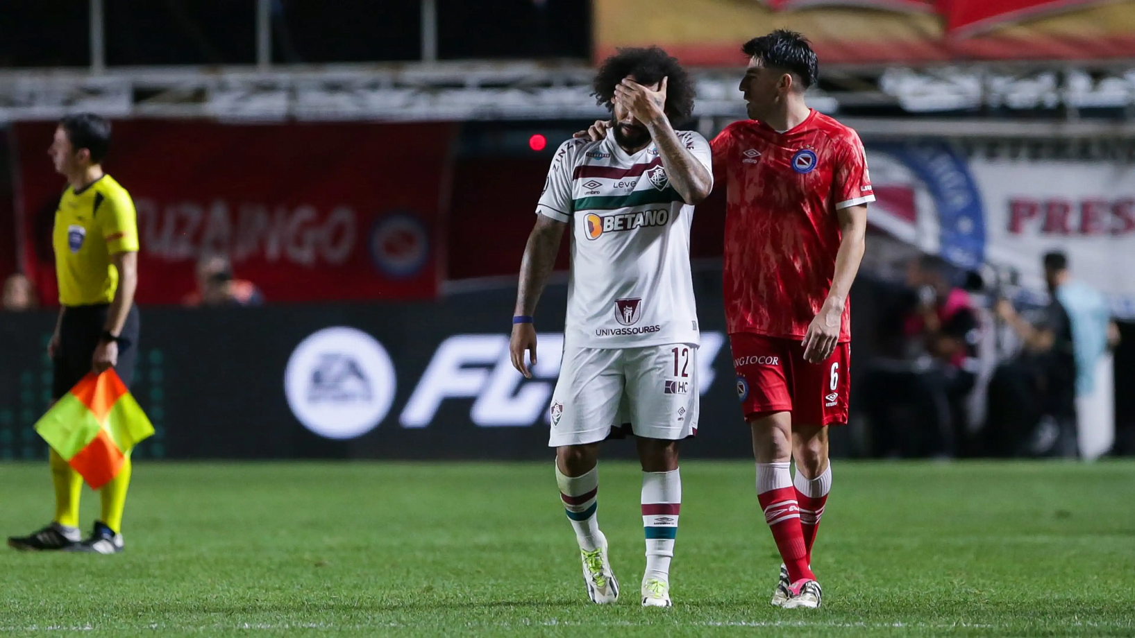 Marcelo, exdefensor del Real Madrid, rompe la pierna de un rival durante un partido de la Copa Libertadores