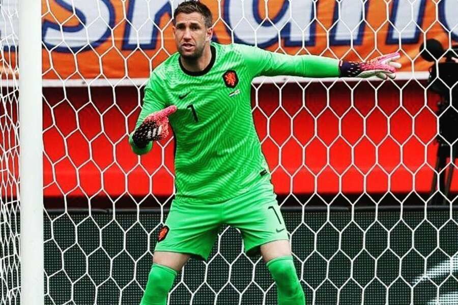 Netherlands' keeper Maarten Stekelenburg adds one more year to Ajax contract