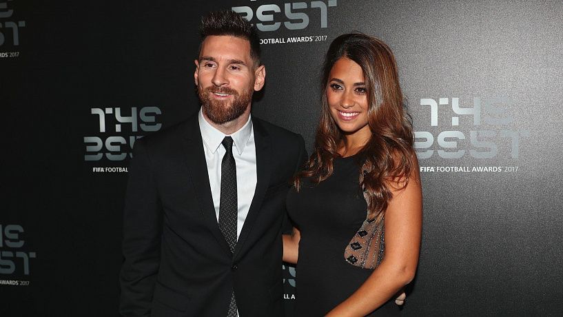 Lionel Messi y su esposa invitaron pasar a su casa a un aficionado que llevaba 10 horas esperando fuera