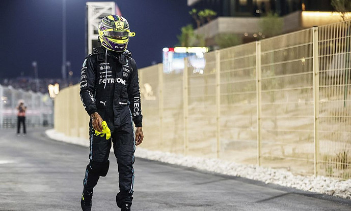 El piloto de Mercedes Hamilton recibe una multa de 50.000 dólares por incidente en el GP de Qatar