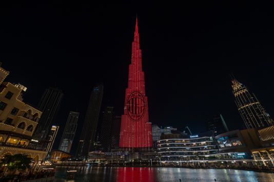 El Milan planea iluminar el mundo con los colores rosoneri