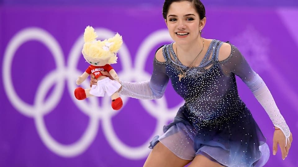 Russian Skater Medvedeva Tells How Doctor Extinguished Cigarette Against Her Back