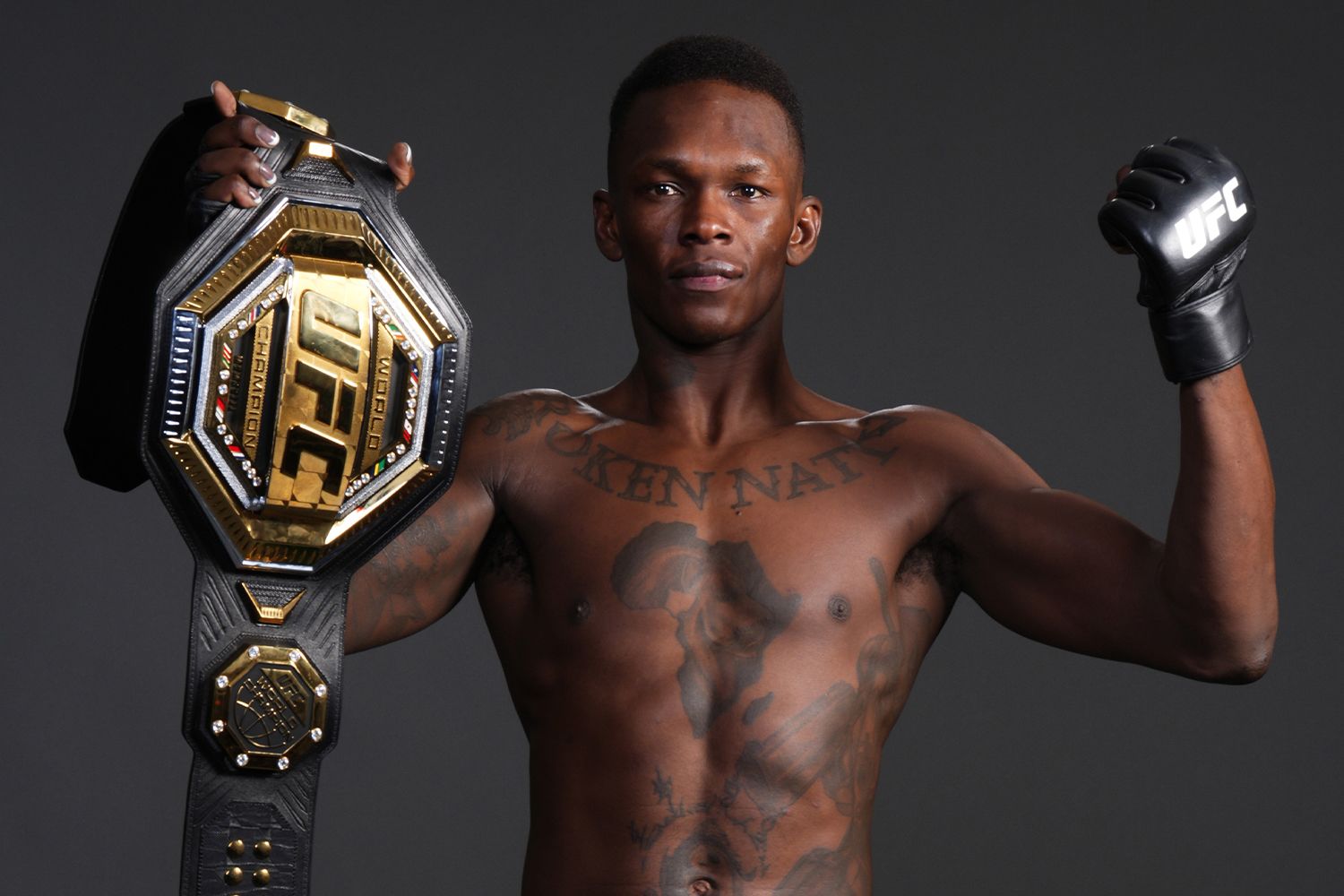 Adesanya shows off his physical form before title fight with Pereira