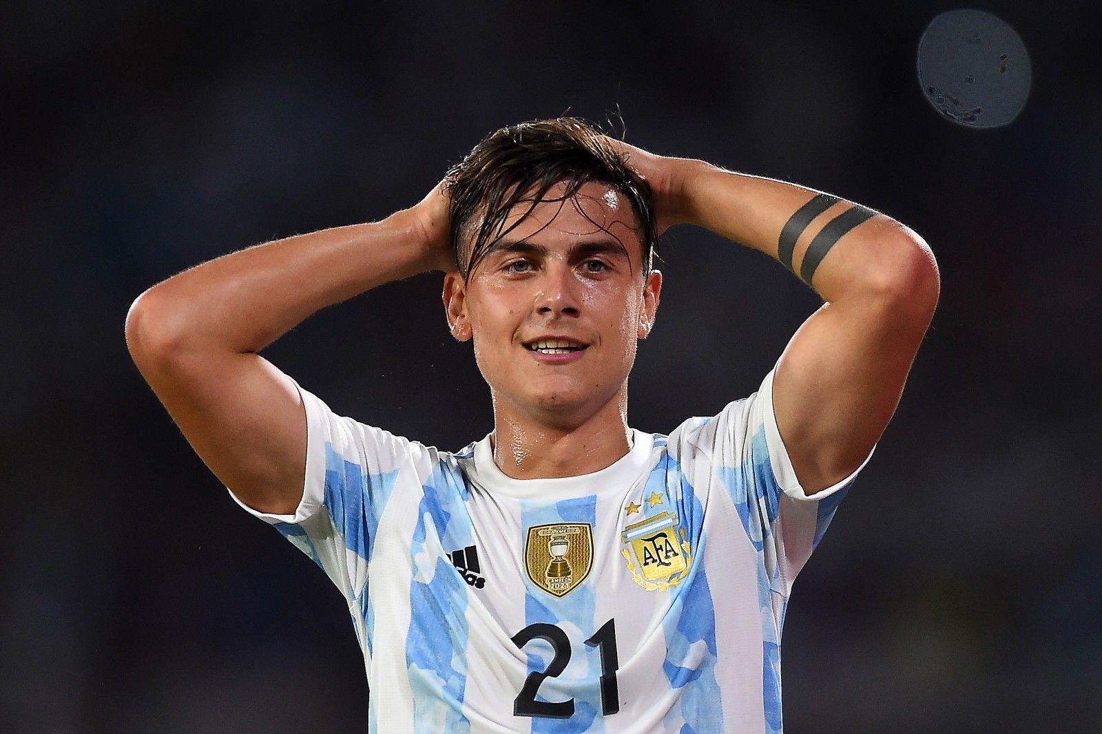 El argentino Paulo Dybala podría ser sancionado por acuerdos secretos con la Juventus