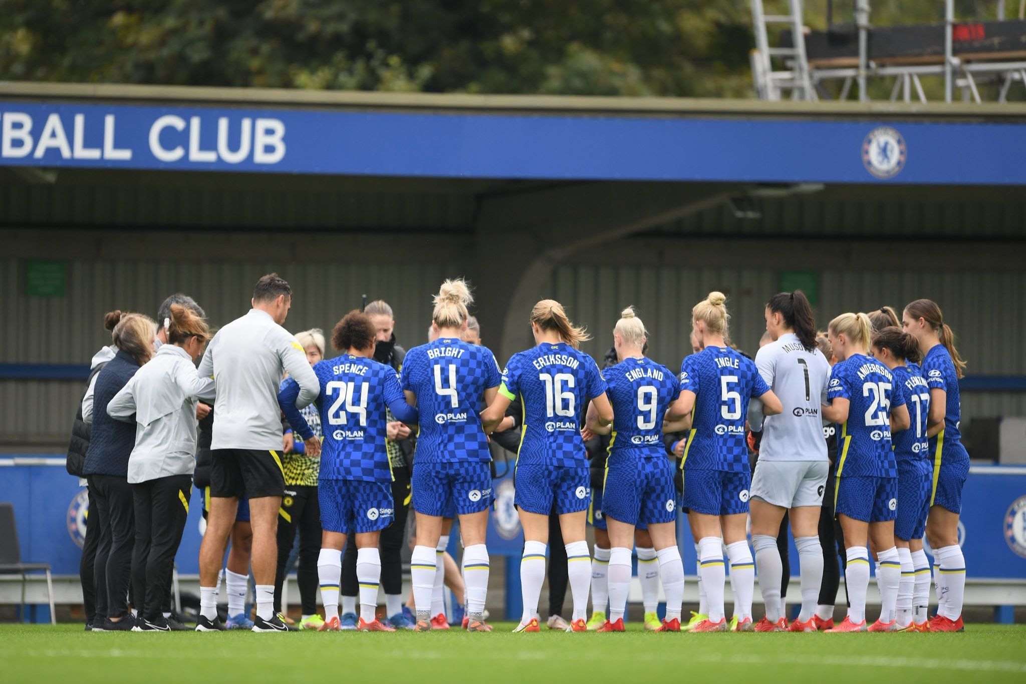 Chelsea women show solidarity for NWSL players by connecting arms