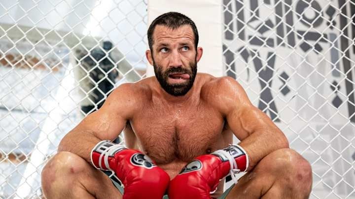 Rockhold Calls Bare-Knuckle Fighting a “Dumbass Sport”