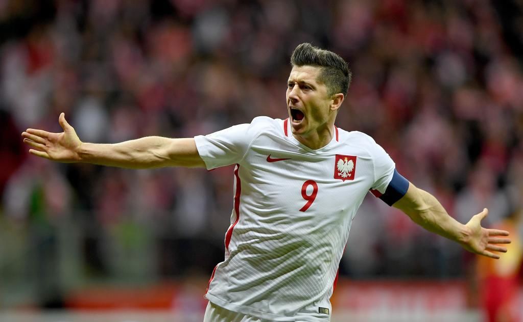 Al parecer Lewandowski podría llevar dos brazaletes en su brazo en Qatar 2022