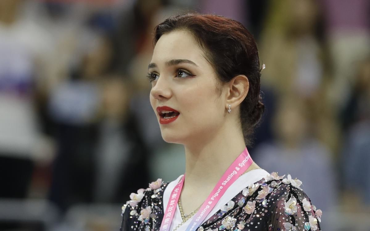 Figure skater Evgenia Medvedeva published a photo in a short leather dress