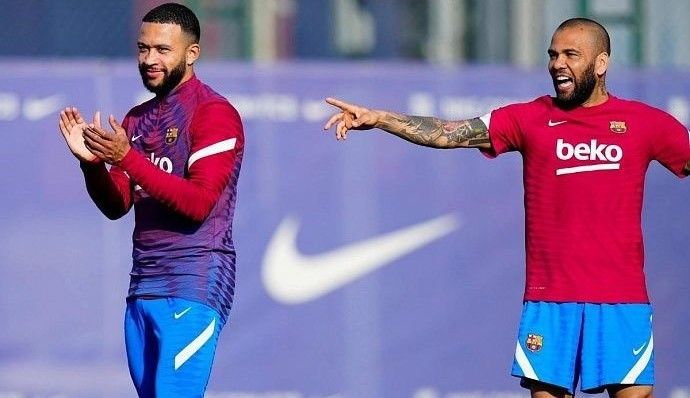 El delantero neerlandés Depay ayuda a Dani Alves con la fianza de 1 millón de euros