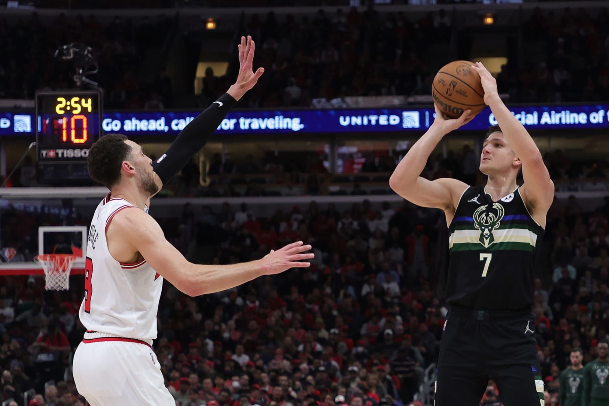 Grayson Allen shooting against Zach LaVine (Chicago Bulls vs Milwaukee Bucks)