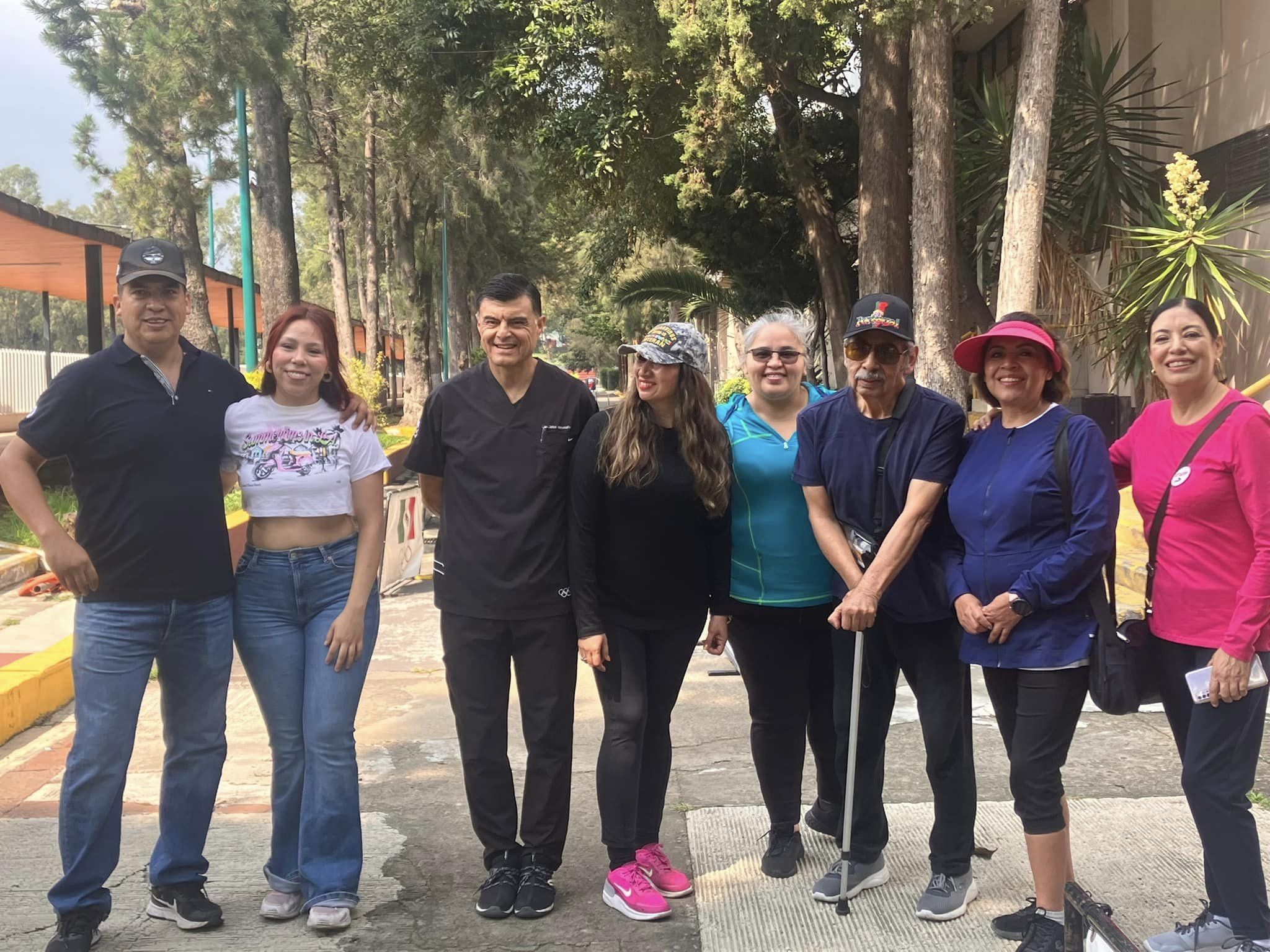 Pacientes, familiares y médicos en un gran ambiente Pacientes, familiares y médicos en un gran ambiente