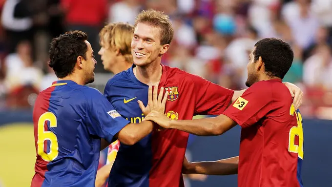 Alexander Hleb with Xavi and Dani Alves Alexander Hleb with Xavi and Dani Alves