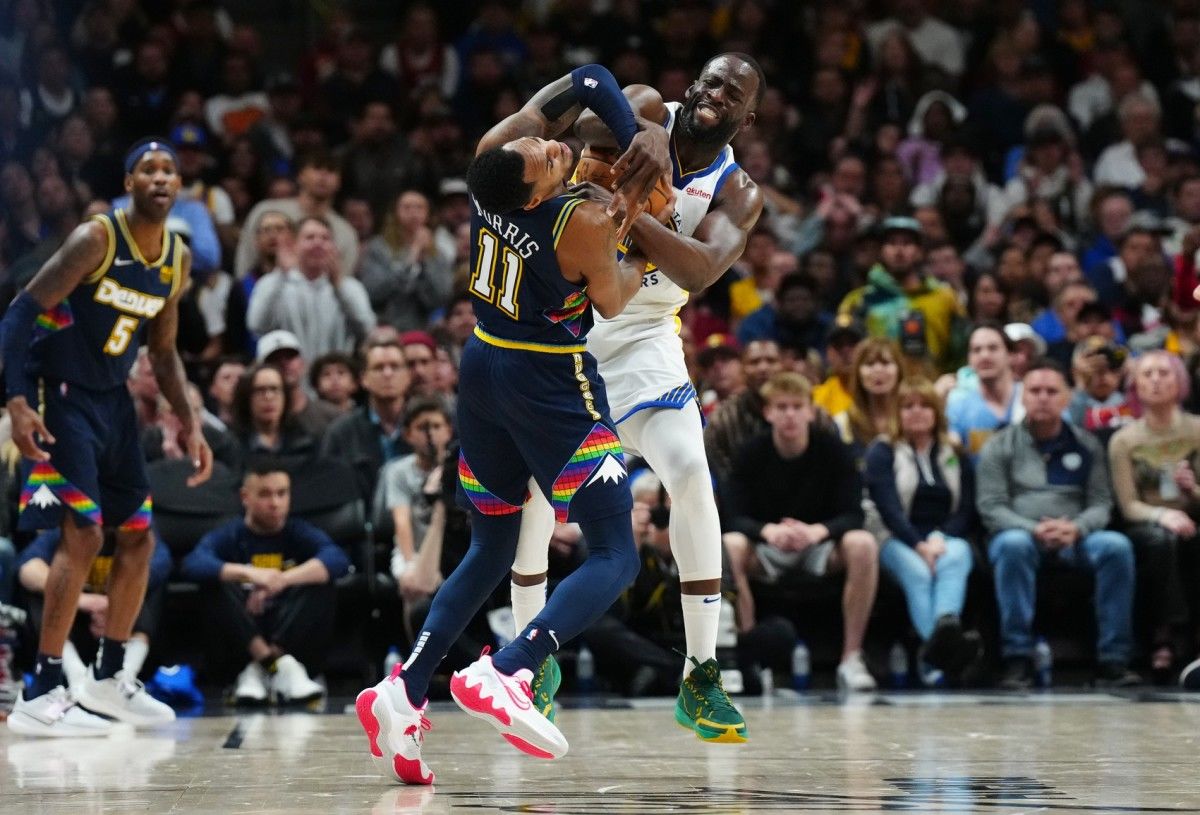 Monte Morris fighting for the ball against Draymond Green (Golden State Warriors vs Denver Nuggets)