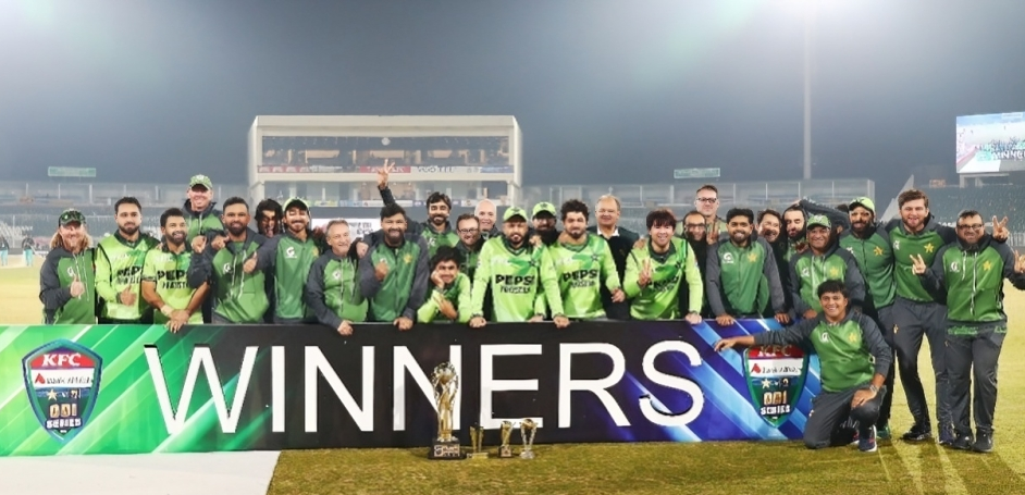 Pakistan team pose with the winners trophy. @PCB