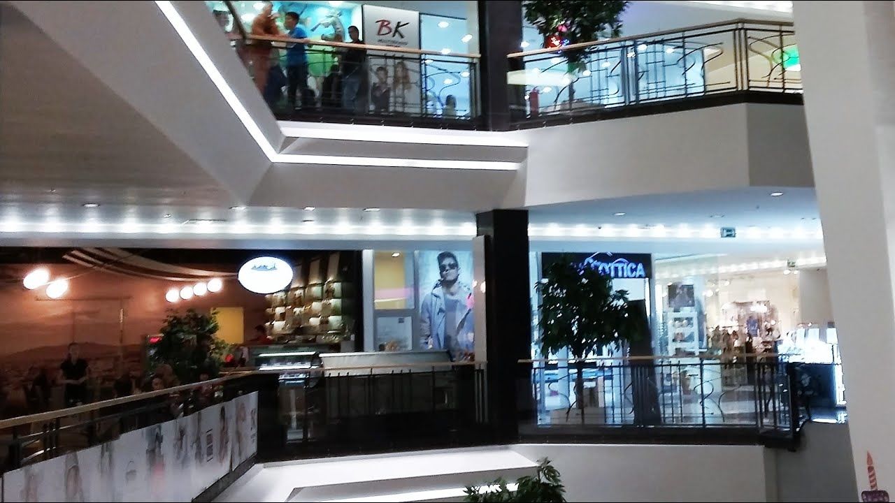 Los interiores del centro comercial
