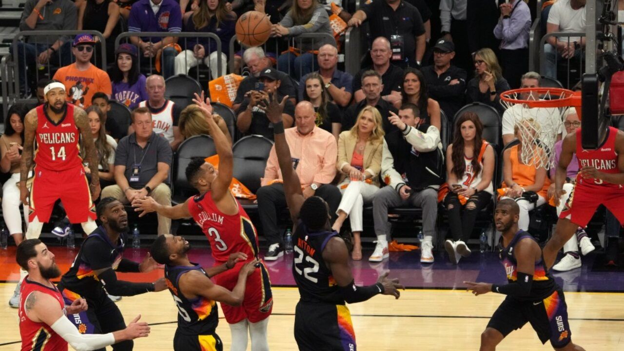 CJ McCollum(3) tries a floater as Deandre Ayton(22) contests (New Orleans Pelicans vs Phoenix Suns)