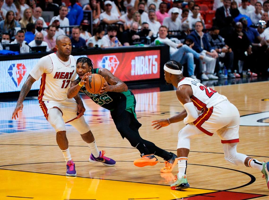 Marcus Smart fights for position against PJ Tucker (Miami Heat vs Boston Celtics)
