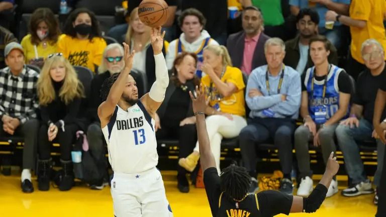 Jalen Brunson shoots over Kevon Looney (Golden State Warriors vs Dallas Mavericks)