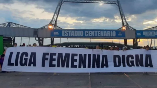 Las hinchas se manifestaron con esta manta afuera del Estadio Centenario