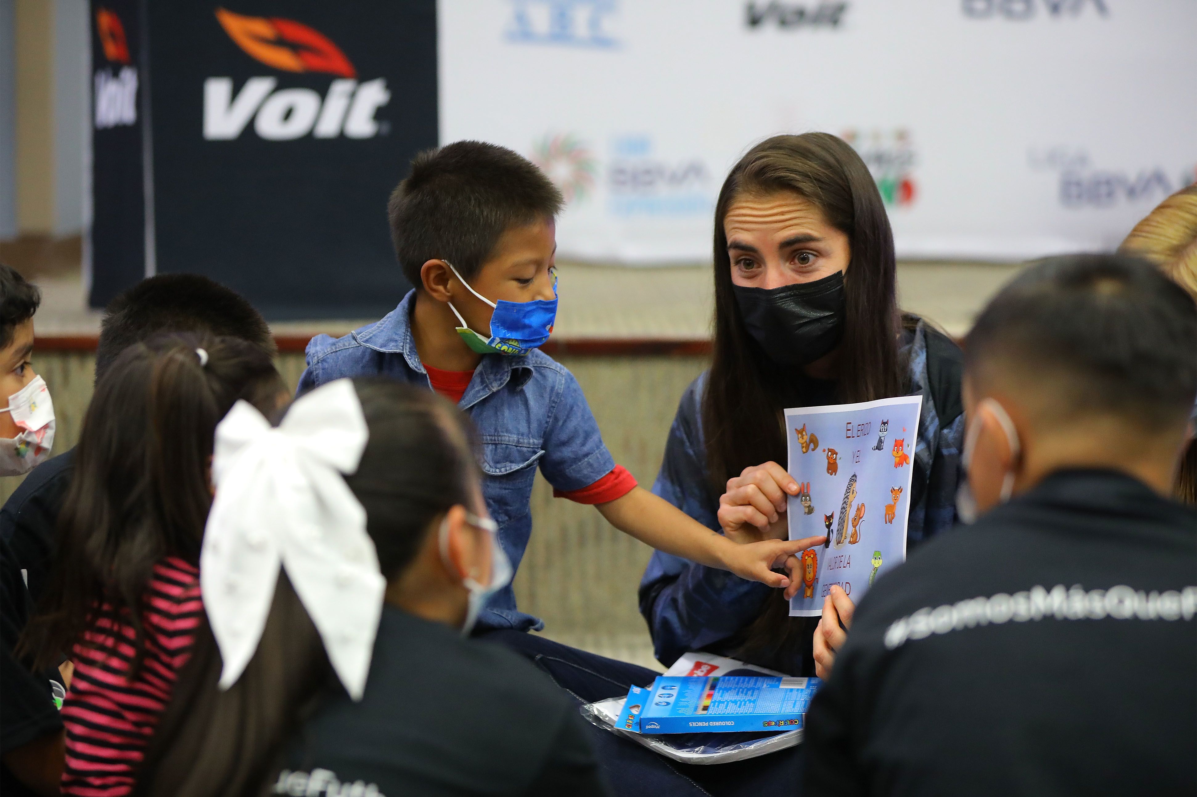 La futbolista Deneva Cagigas lee cuentos a los pequeños