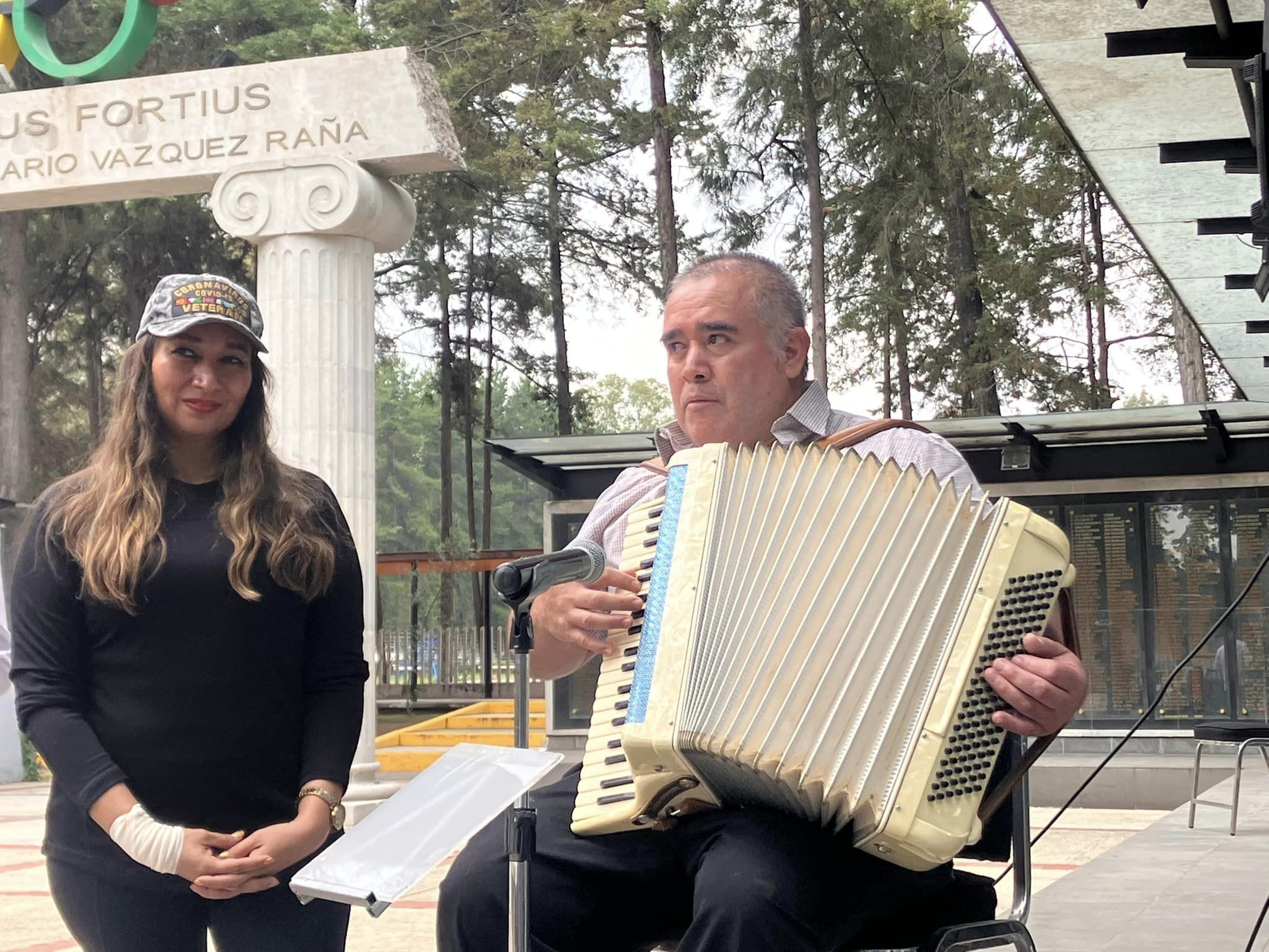 Jonathan Flores deleitó con la parte musical Jonatha Flores deleitó con la parte musical