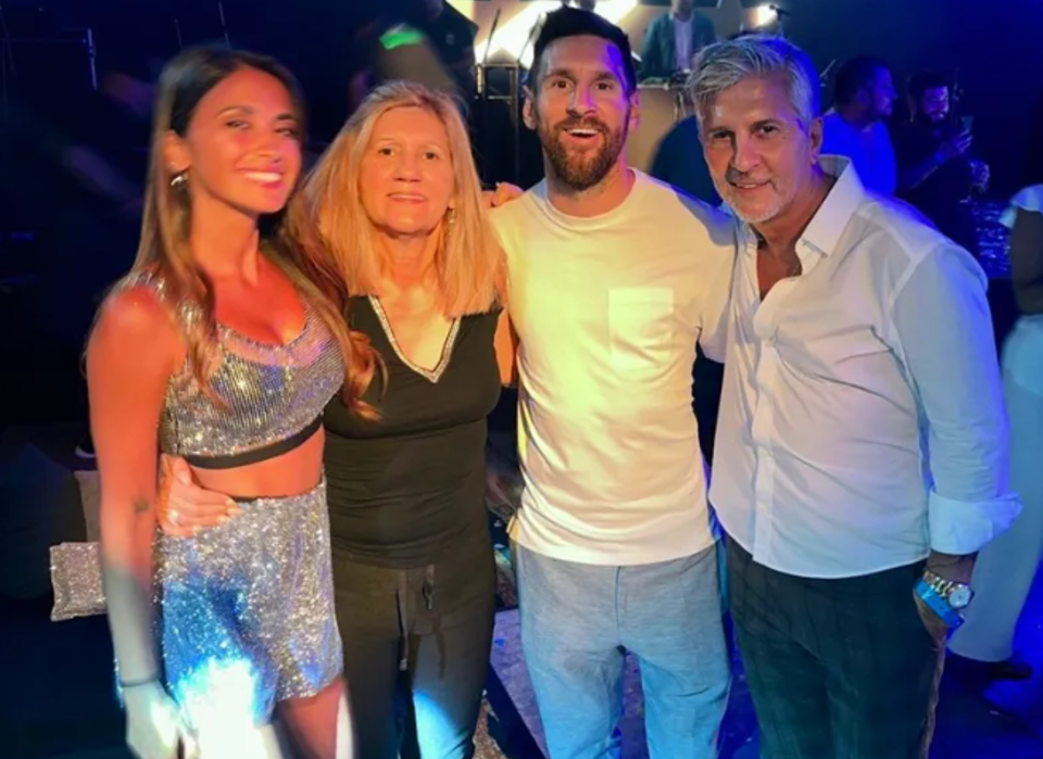 Antonela Roccuzzo y Leo Messi junto a los padres de él, Celia y Jorge