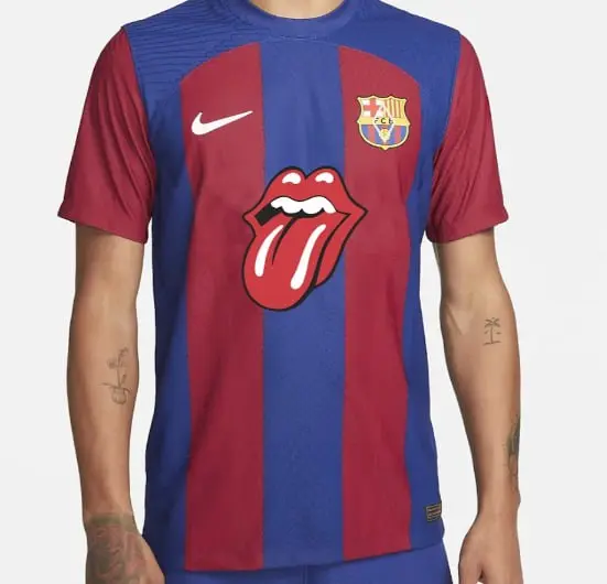 Versión del uniforme del Barcelona con el logo de los Rolling Stones