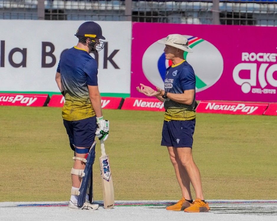 (R) Ireland head coach Heinrich Malan giving some vital tips. @BCB