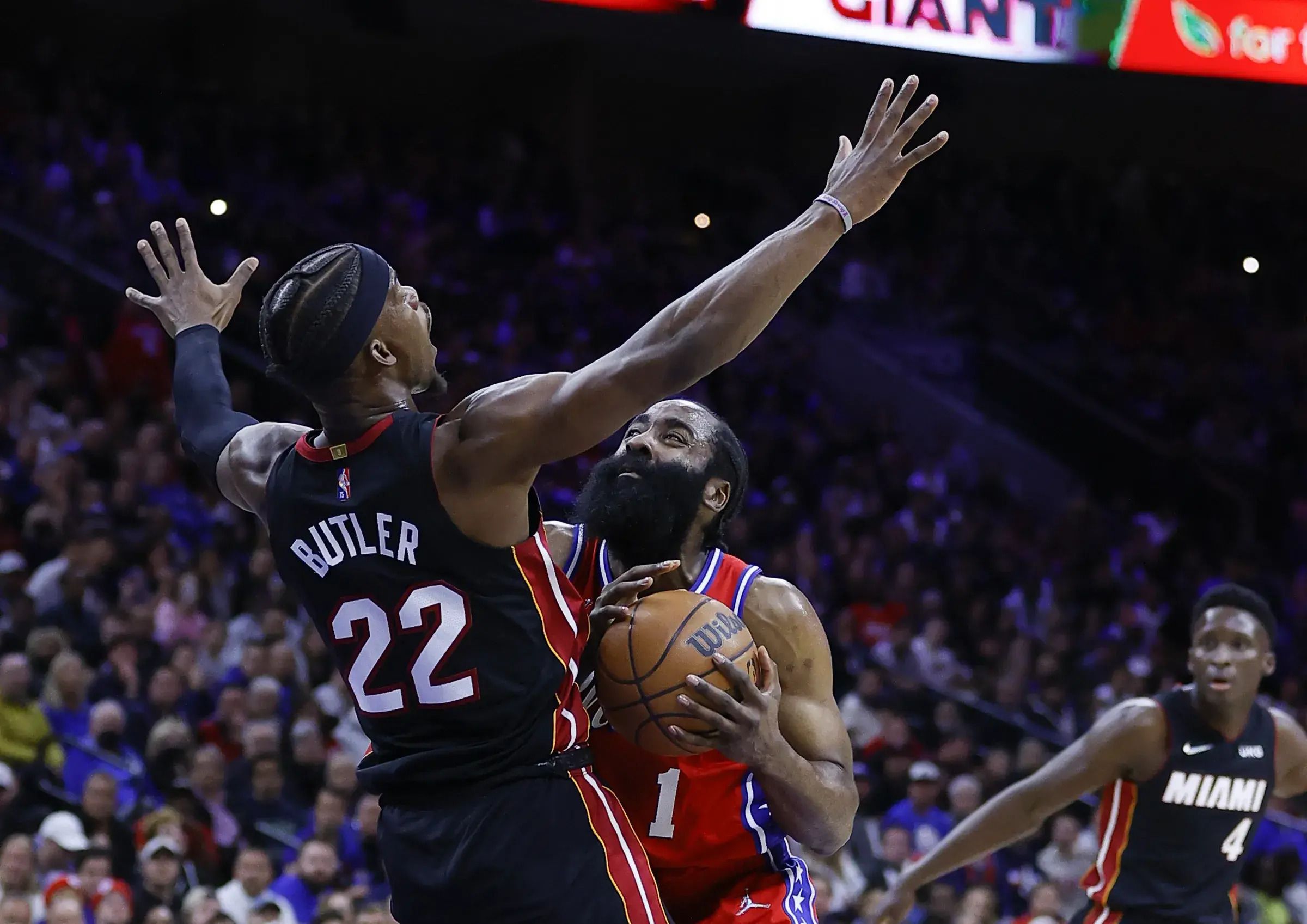 Jimmy Butler attempts a charge against James Harden (Philadelphia 76ers vs Miami Heat)