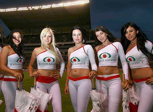 Las edecanes o modelos del fútbol latinaomericano son las encargadas de lucir las marcas patrocinadoras en los estadios
