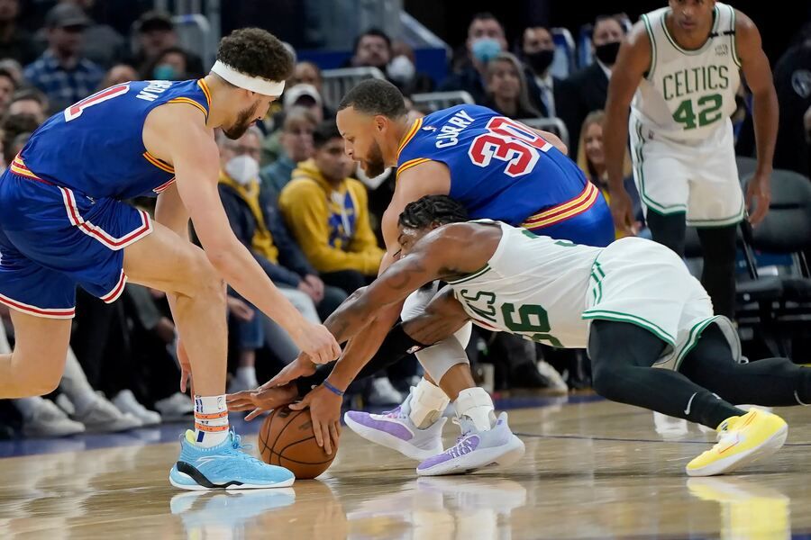 Marcus Smart fighting for the ball against Curry and Thompson (Boston Celtics vs Golden State Warriors)