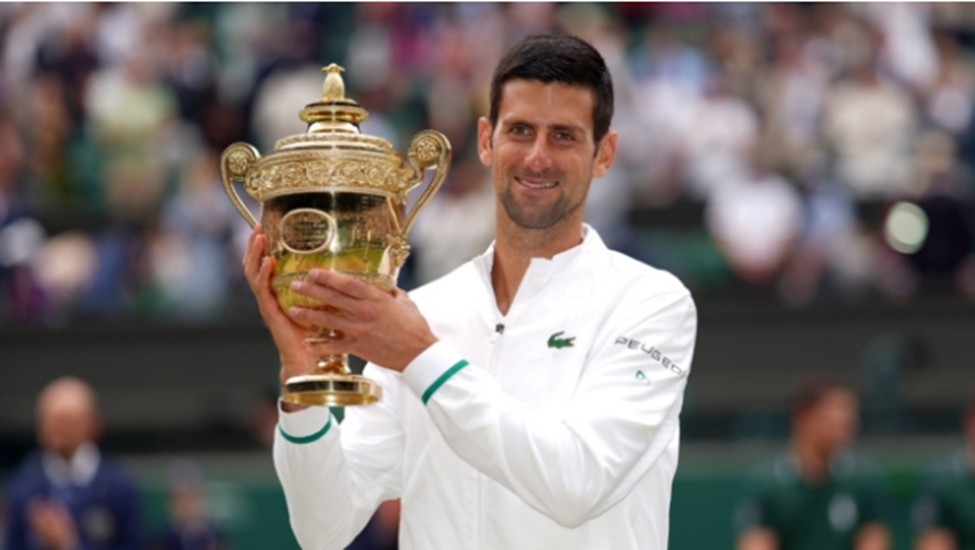 Fotografía de Novak Djokovic con trofeo dorado