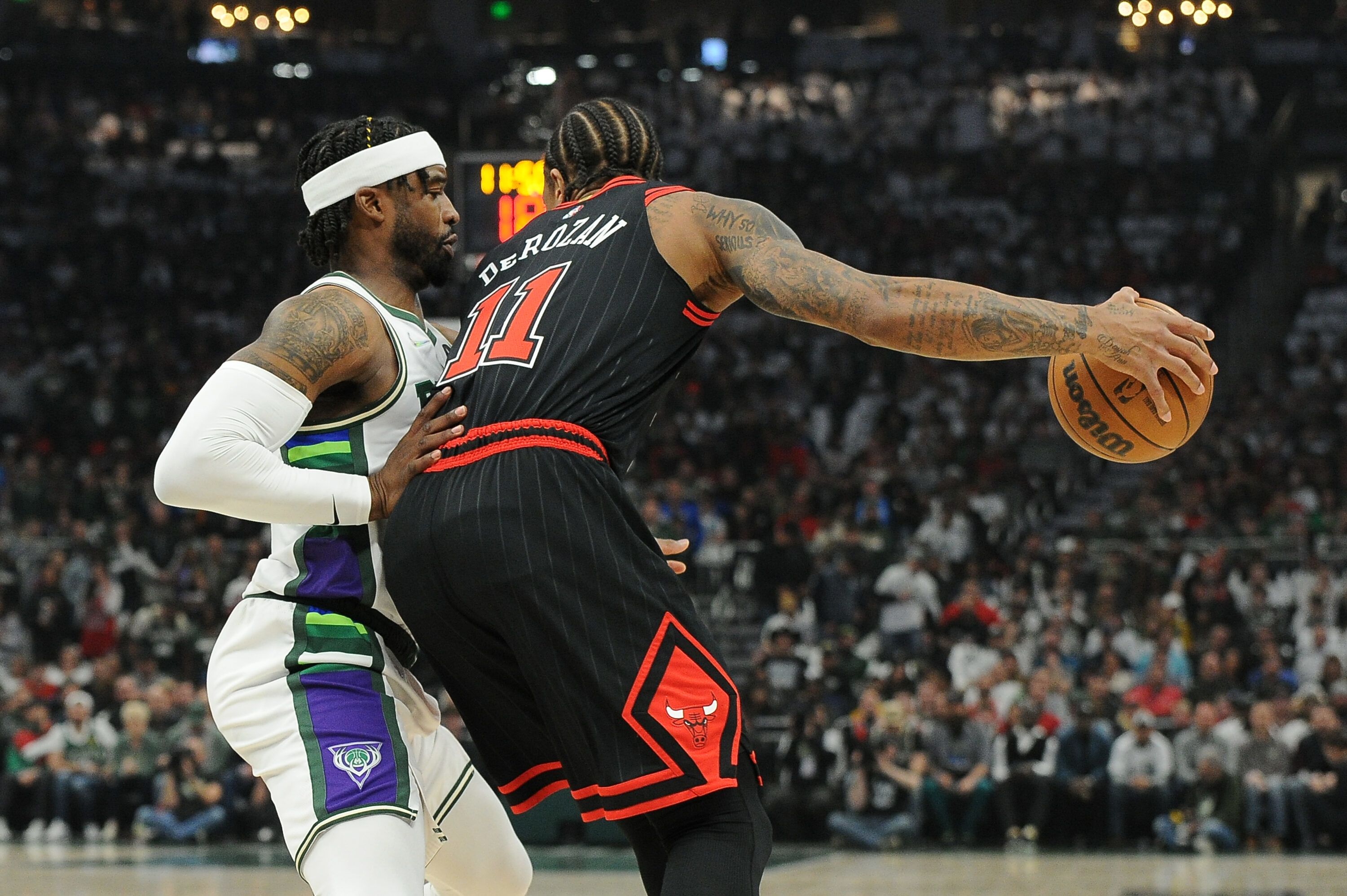 DeRozan posting up against Wesley Matthews (Chicago Bulls vs Milwaukee Bucks)