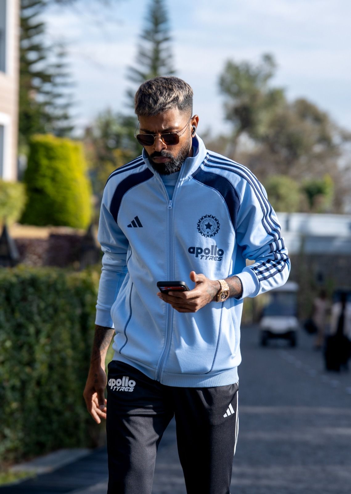 Hardik Pandya arrives for practice in Lucknow. @BCCI