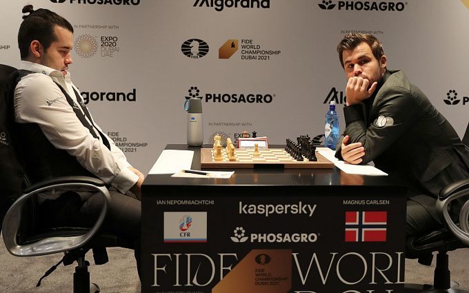 Magnus Carlsen and Ian Nepomniachtchi