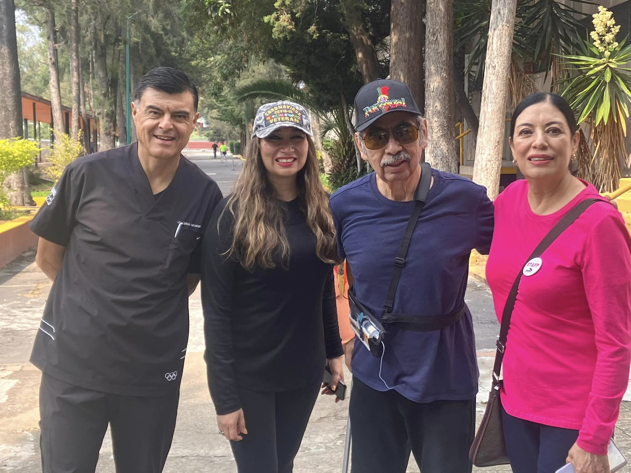 Carlos Mercenario, medallista olímpicoy la doctora Rosalía Zerón con el Teniente Coronel Juan García y María Monroy Carlos Mercenario, medallista olímpicoy la doctora Rosalía Zerón con el Teniente Coronel Juan García y María Monroy