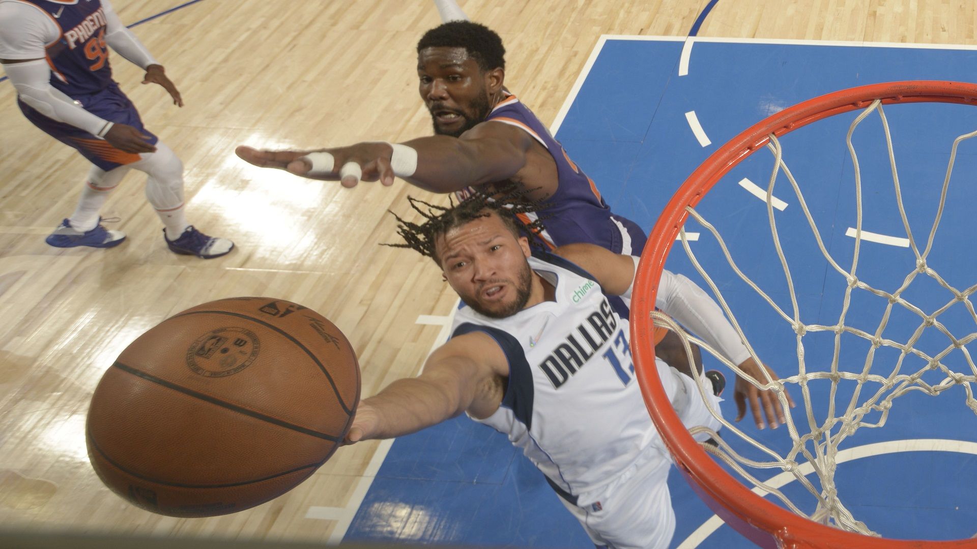 Jalen Brunson off-hand finish against Deandre Ayton (Phoenix Suns vs Dallas Mavericks)