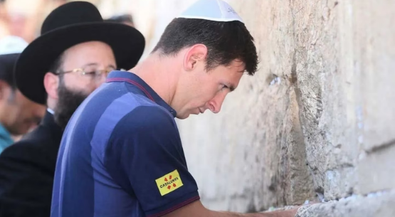 Messi usó kipá en su visita a Israel .