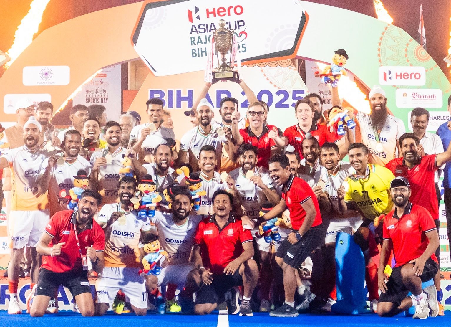 India players celebrate with the trophy after winning the final. @ Hockey India
