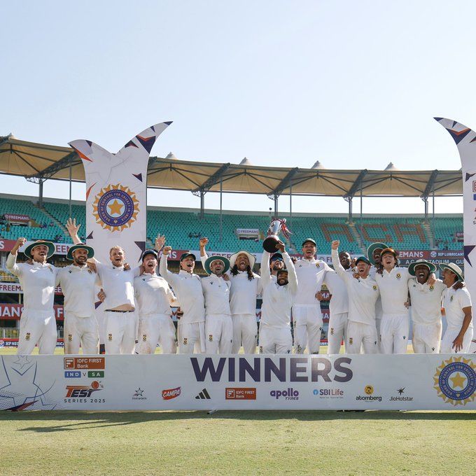 TOP CLASS PERFORMANCE: South Africa team with the winners trophy. @ProteasMenCSA TOP CLASS PERFORMANCE: South Africa team with the winners trophy. @ProteasMenCSA
