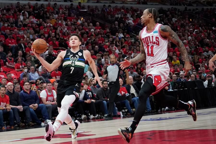 Grayson Allen driving against DeMar DeRozan (Milwaukee Bucks vs Chicago Bulls)