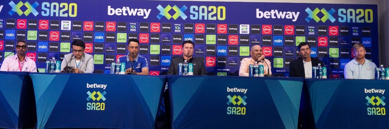 (L-R): Kumar Sangakkara (Paarl Royals), Sourav Ganguly (Pretoria Capitals), Robin Peterson (MI Cape Town), Graeme Smith (League Commissioner, SA20), Russell Domingo (Sunrisers Eastern Cape), Stephen Fleming (Joburg Super Kings) and Heinrich Klaasen (Durban’s Super Giants) address the media following the conclusion of the SA20 Season 4 Payer Auctions in Johannesburg. @SA20