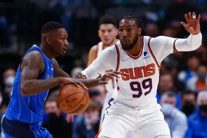 Dorian Finney-Smith dribbles against Jae Crowder (Phoenix Suns vs Dallas Mavericks)