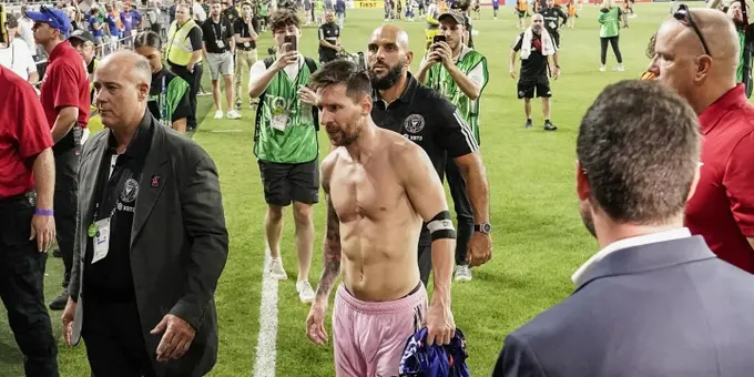 Messi with his bodyguard