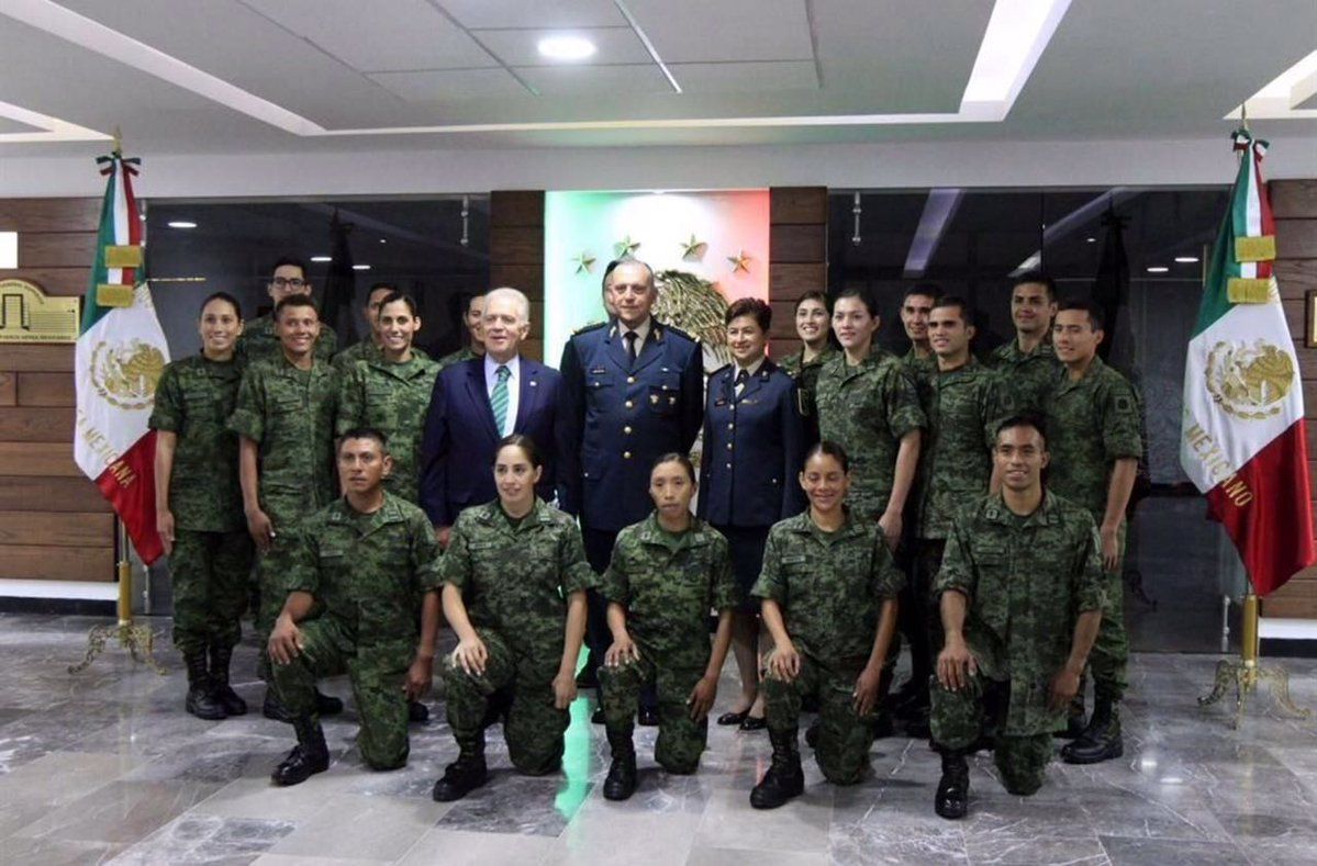 Algunos de los atletas militares que han representado a México